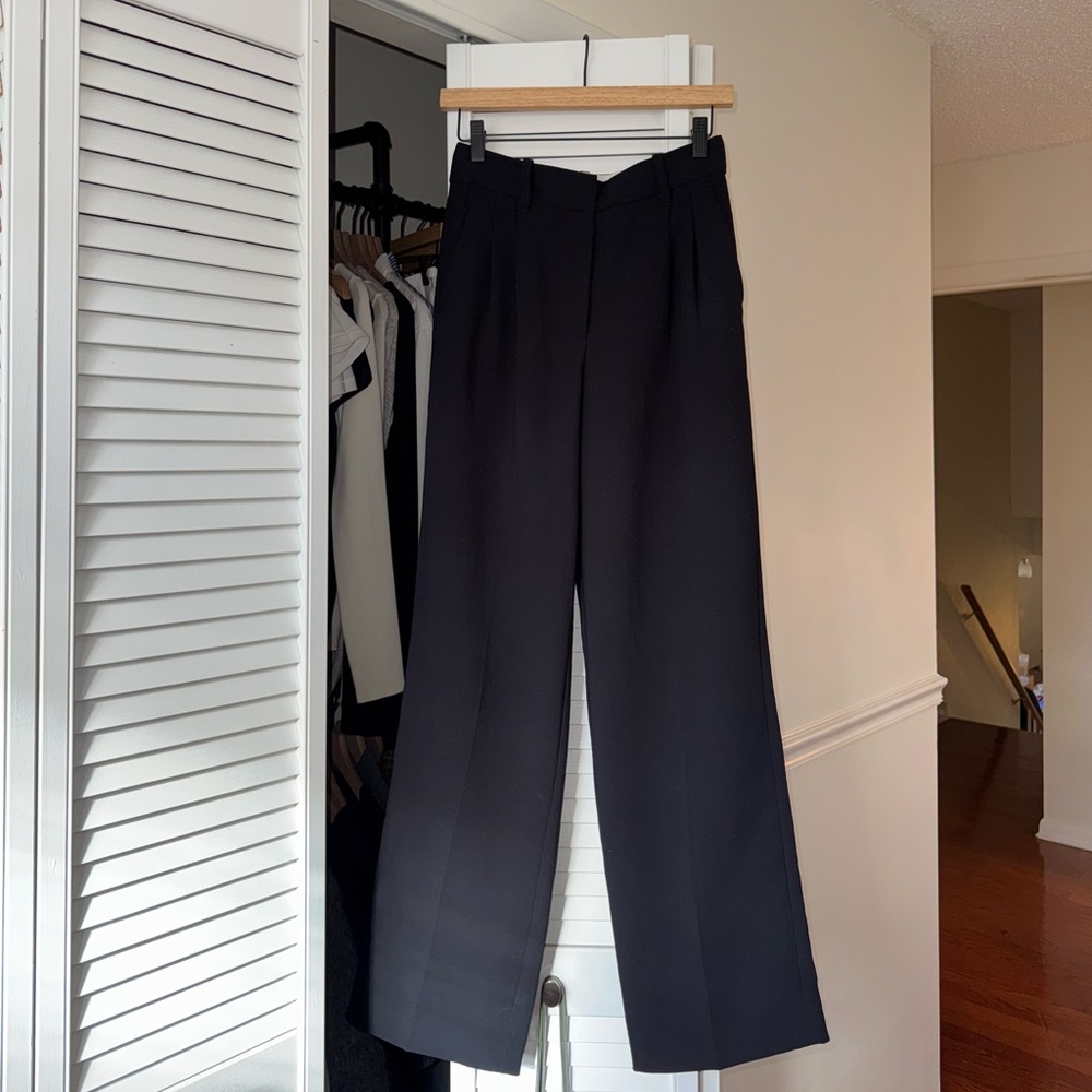 Aritzia ‘The Effortless Pant™ - Crepette™’ in Black
